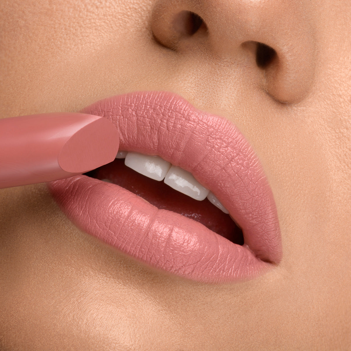 Royal Mat Lipstick No. 03 Nude Sand 