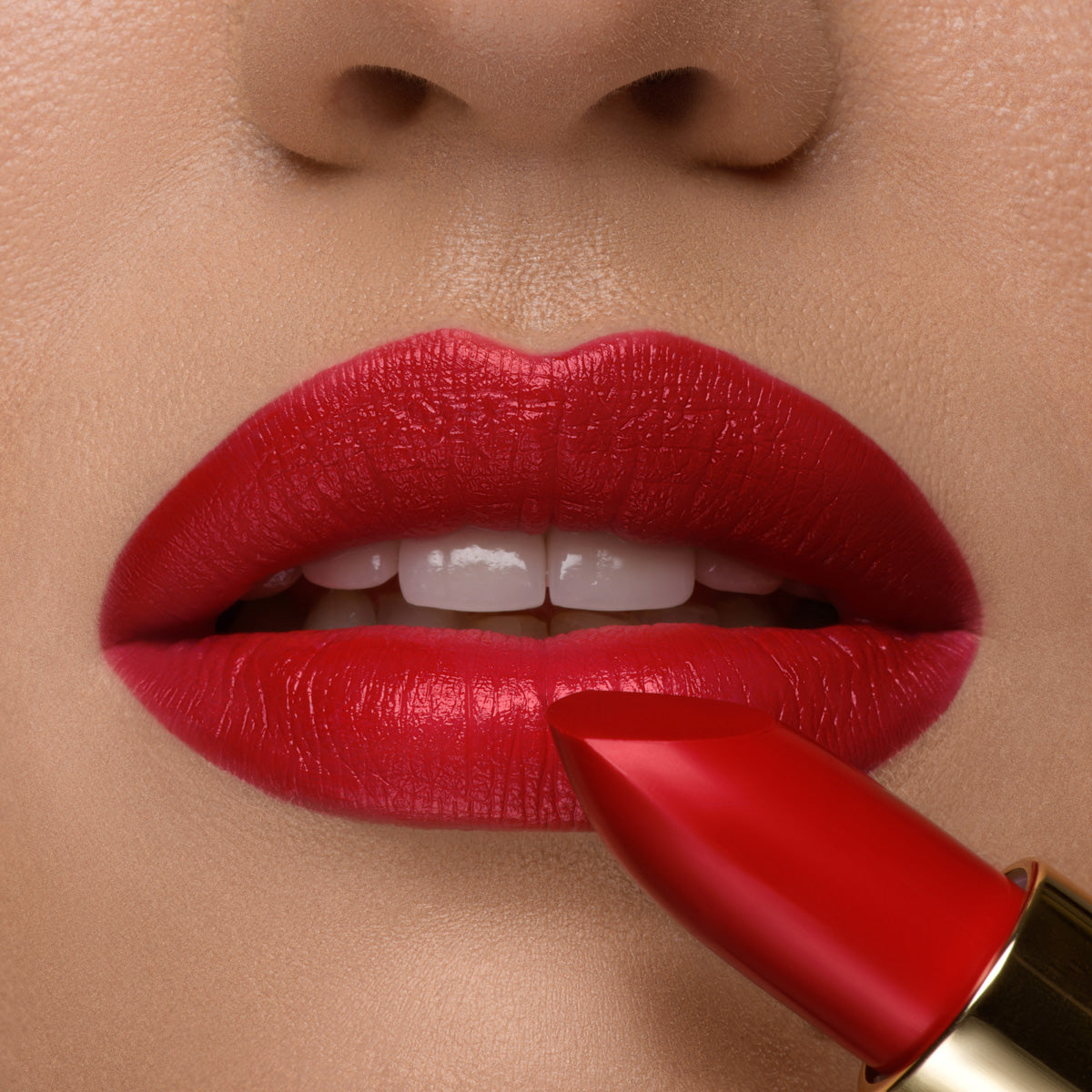 Royal Mat Lipstick No. 32 Understanding Red 